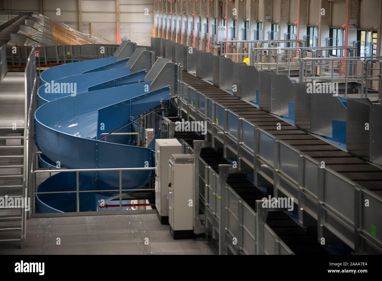 Bochum, Deutschland. 18th Nov, 2019. Interior view of the parcel center, overview of the