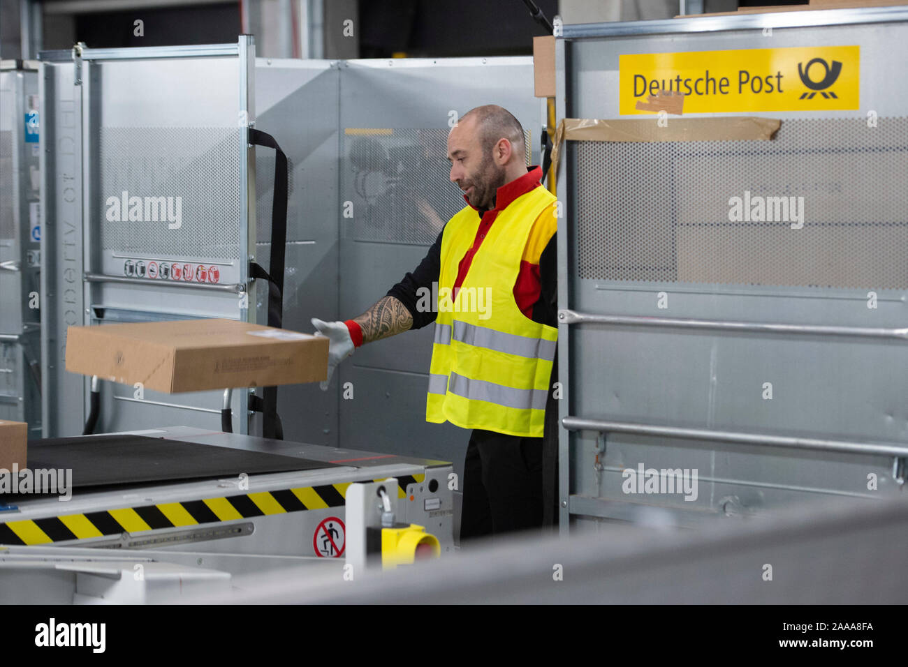 Bruder Bworld UPS 62250 Parcel Shop With Counter, Cashier, Parcel Scale Grid Box Parcels Employees Wall Shelf 116 Shipping Logistics Toy Parcel Service B08wx1sj8x - View #8