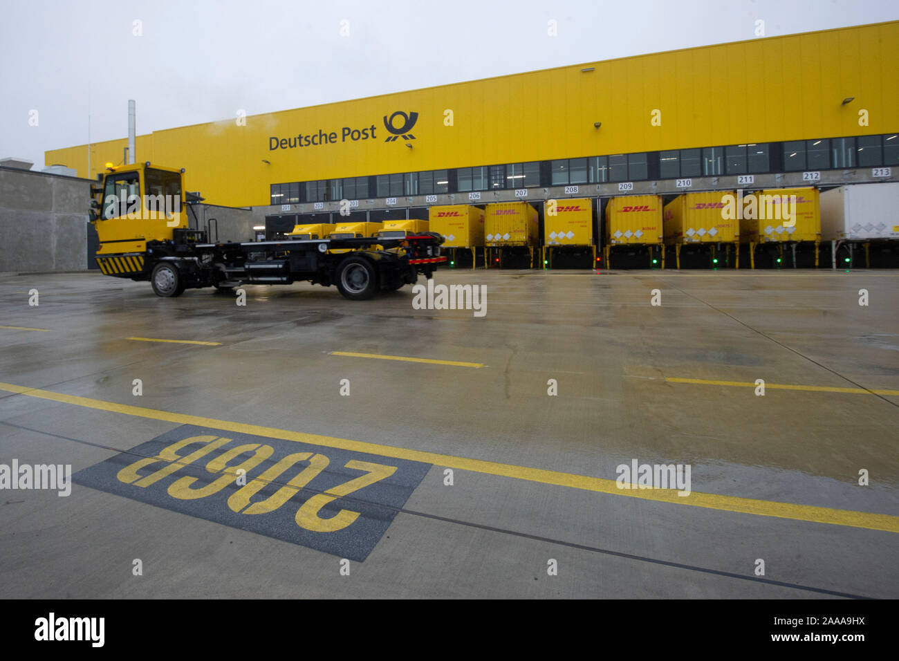 Bochum, Deutschland. 18th Nov, 2019. Exterior of the parcel center with loading bridges