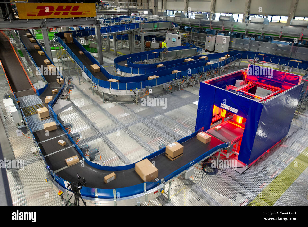 Bochum, Deutschland. 18th Nov, 2019. Interior view of the parcel center, scanner for the barcode