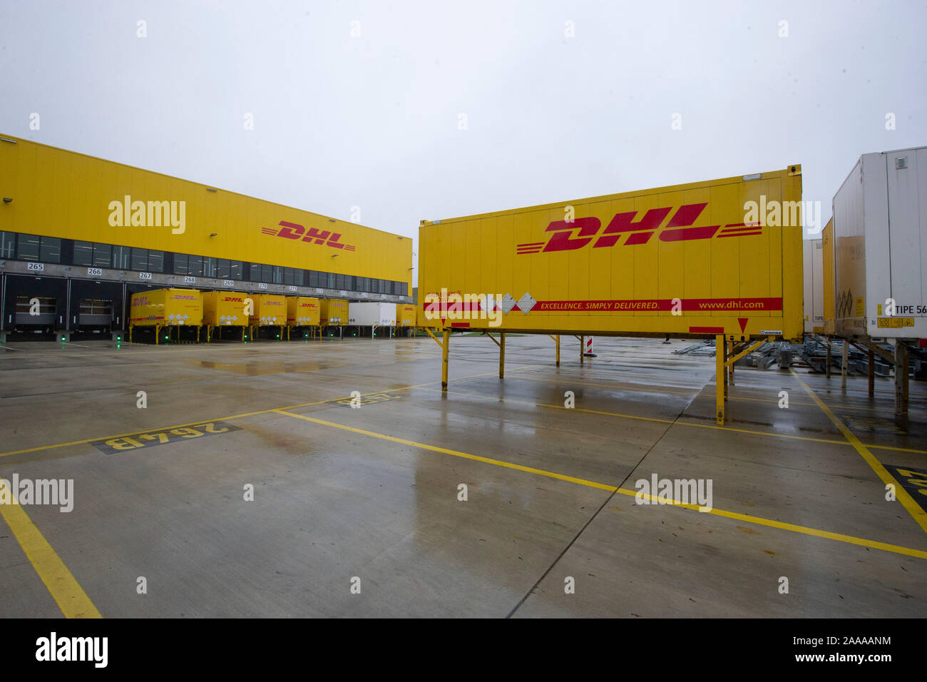Bochum, Deu, Deutschland, Germany. 18th Nov, 2019. Exterior of the parcel center with loading bridges, containers at the truck ramps. Commissioning of the new mega parcel center of the Deutsche Post DHL Group in Bochum, 18.11.2019. © Sven Simon Photo Agency GmbH & Co. Press Photo KG # Prinzess-Luise-Str. 41 # 45479 M uelheim/Ruhr # Tel. 0208/9413250 # Fax. 0208/9413260 # GLS Bank # BLZ 430 609 67 # Kto. 4030 025 100 # IBAN DE75 4306 0967 4030 0251 00 # BIC GENODEM1GLS # www.svensimon.net. Credit: dpa/Alamy Live News Stock Photo