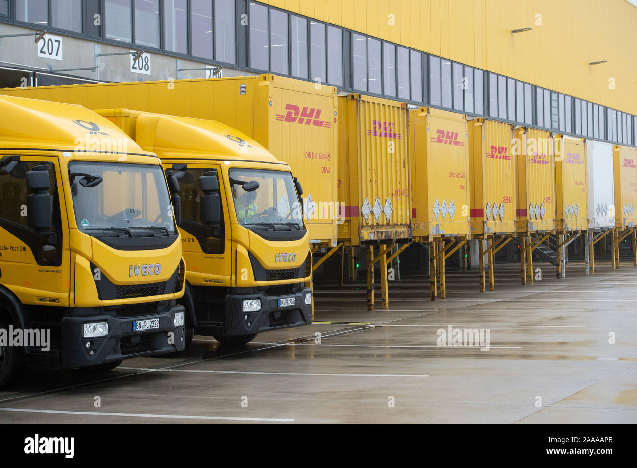 Bochum, Deutschland. 18th Nov, 2019. Exterior of the parcel center with loading bridges