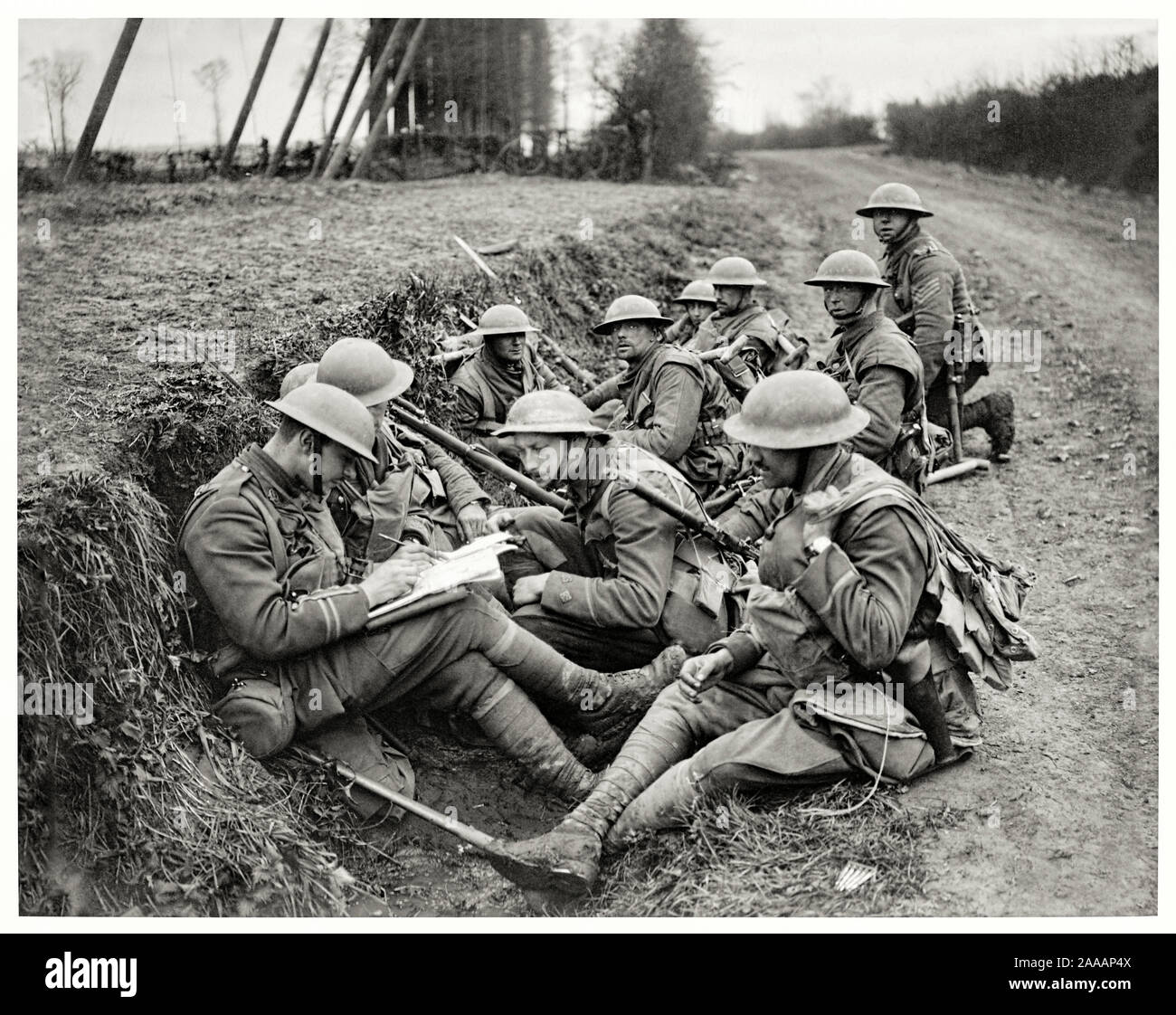 British army infantry (1st Battalion, Middlesex Regiment) near Bailleul, France during the Battle of the Lys (Fourth Battle of Ypres) April 1918 in which the Germans pushed back the British to the Channel ports. French reinforcements that arrived later that month put an end to the German offensive. Over half a million men was killed during April 1918. See description for more information. Stock Photo