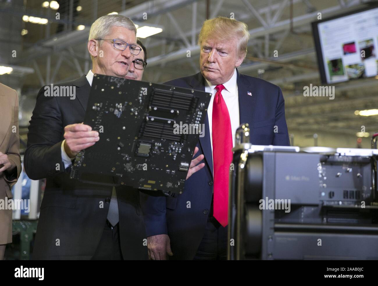 Austin, Texas, USA. 20th Nov, 2019. U.S. President DONALD J. TRUMP tours an Apple manufacturing plant with Apple CEO TIM COOK where MacPro computers are assembled on Wednesday. Trump said he is 'looking' at exempting Apple from a coming round of China tariffs. Credit: Jay Janner/Pool/ZUMA Wire/Alamy Live News Stock Photo