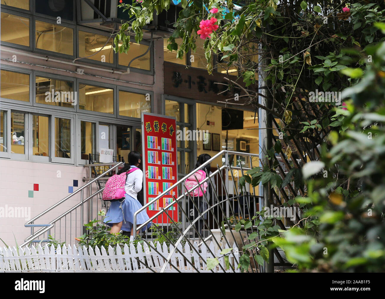 children-enter-school-hi-res-stock-photography-and-images-alamy