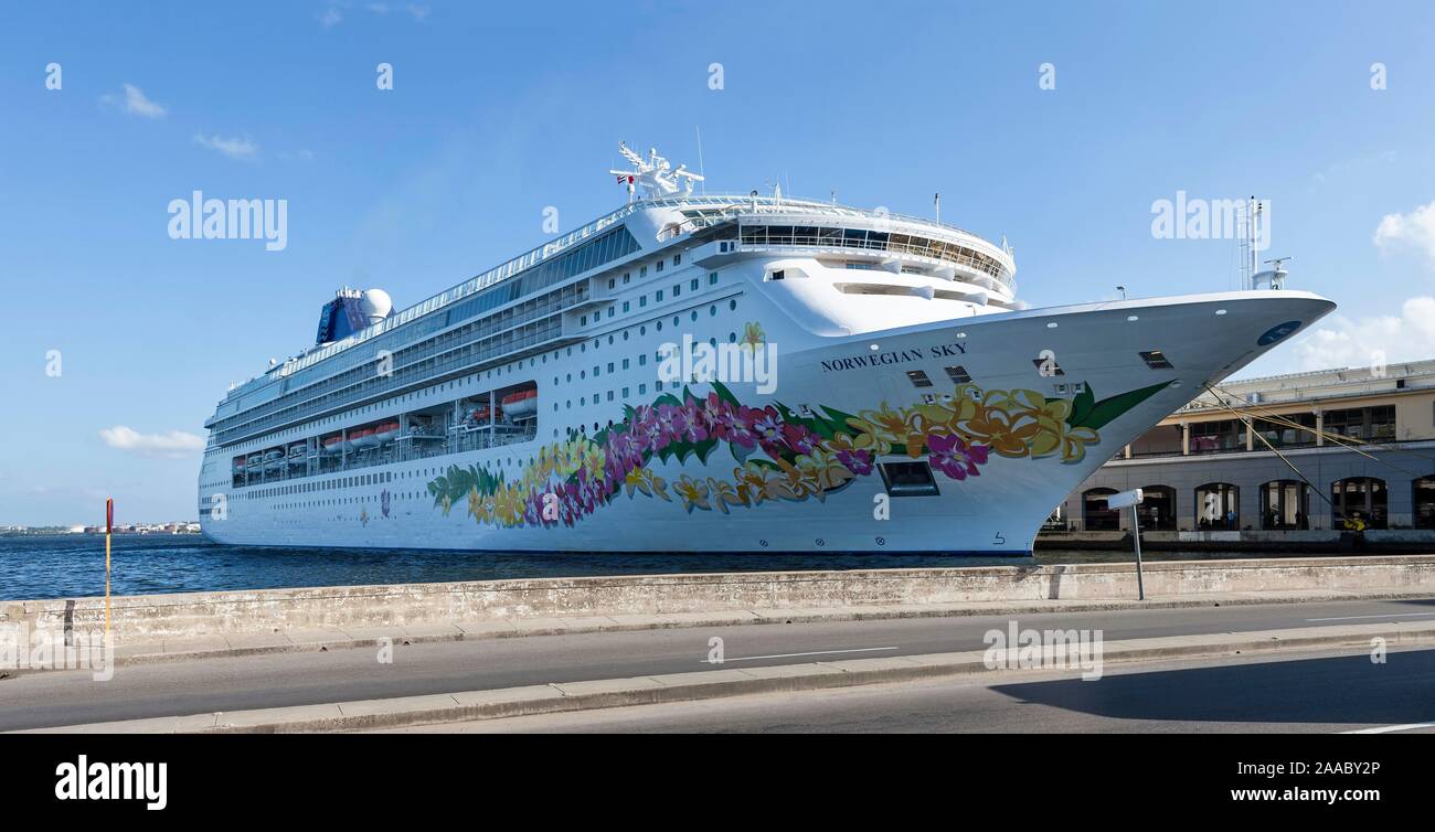 Cruise ship anchors hi-res stock photography and images - Alamy