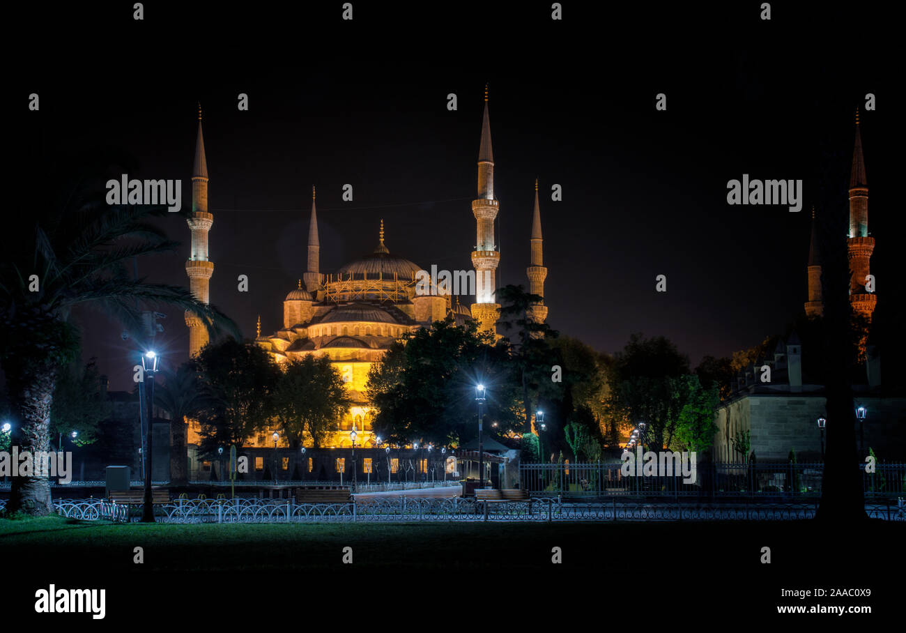 Night view of Sultanahmet Mosque or Blue Mosque on in Istanbul,Turkey ...