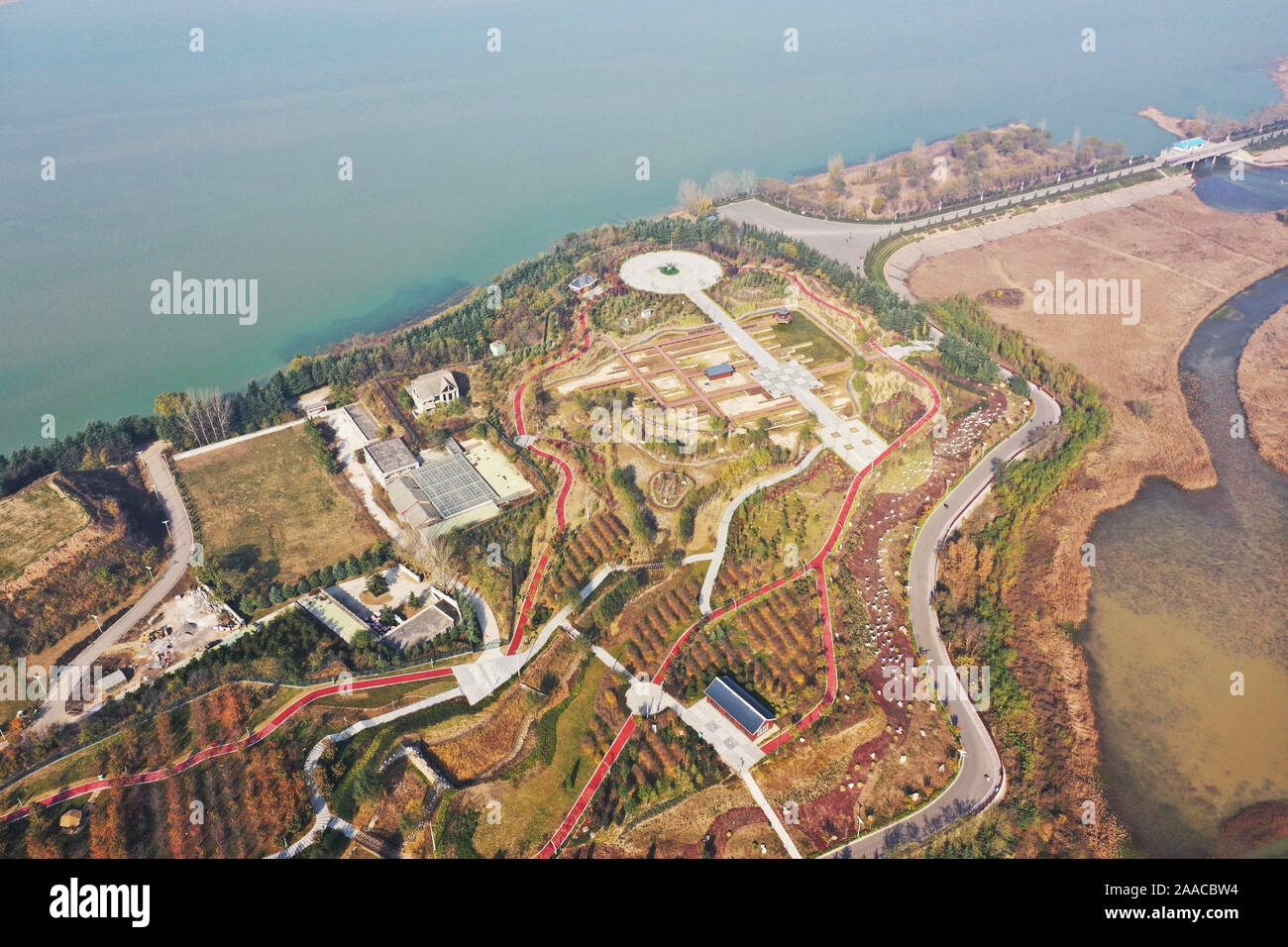 Henan, Henan, China. 21st Nov, 2019. Henan, CHINA-Overlooking the Yellow River wetland nature reserve in Sanmenxia, central China's Henan province, Nov. 21, 2019.Sanmenxia wetland is a national wetland nature reserve. It is the habitat of national rare birds such as white swans and cranes. It is also the largest wetland nature reserve in Henan province. Credit: SIPA Asia/ZUMA Wire/Alamy Live News Stock Photo