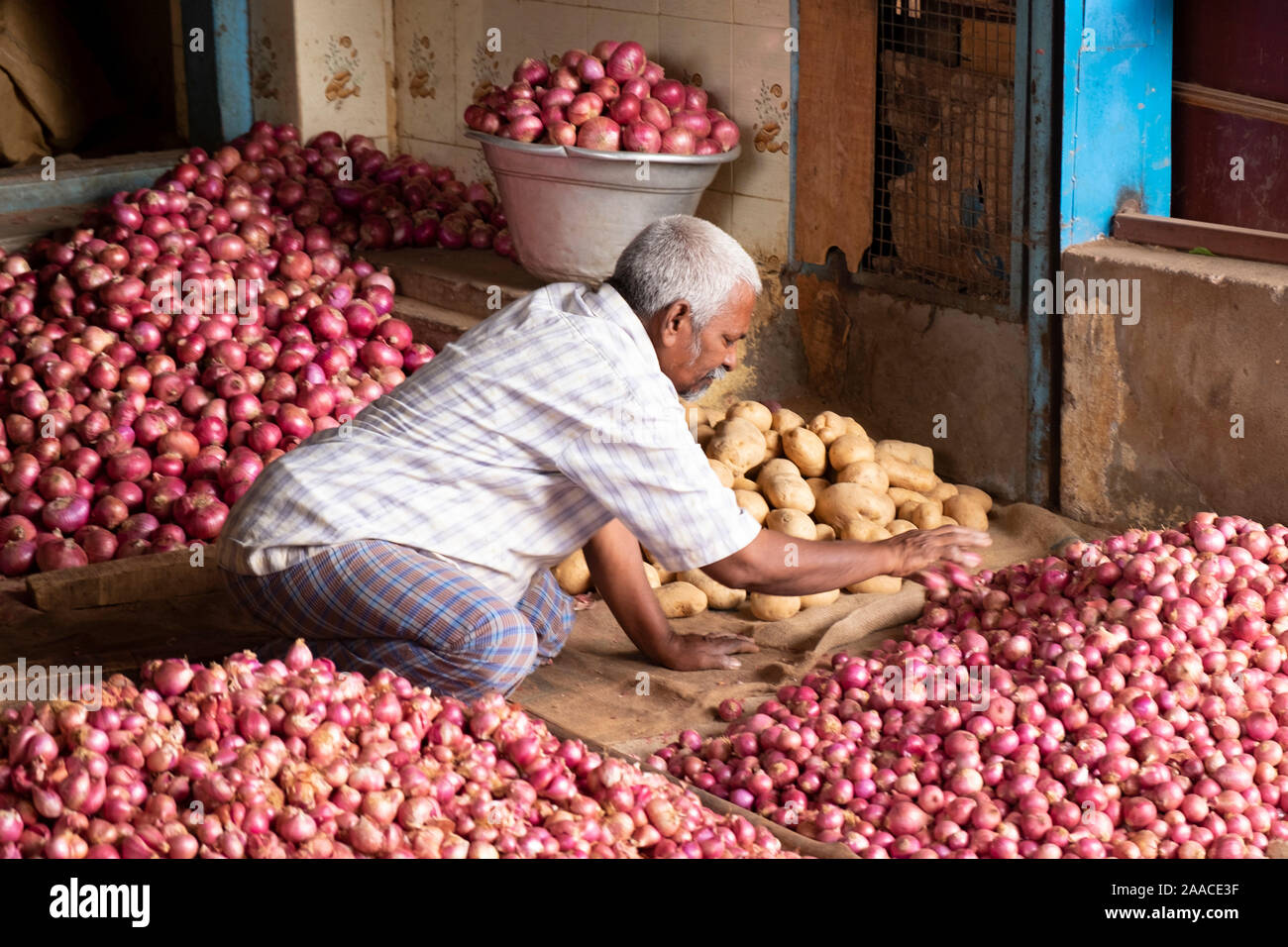 Onion vendor hi-res stock photography and images - Alamy