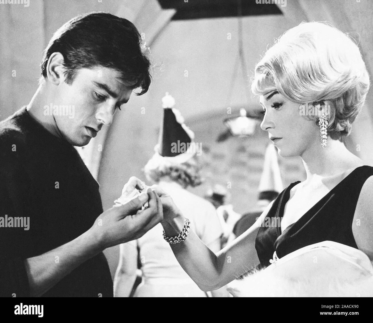 SHIRLEY MACLAINE and ALAIN DELON in THE YELLOW ROLLS ROYCE (1964), directed by ANTHONY ASQUITH. Credit: M.G.M. / Album Stock Photo