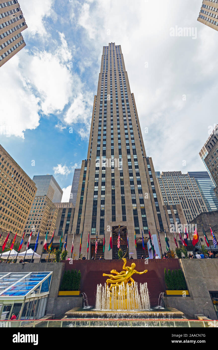New York, New York State, United States of America.  The Rockefeller Center’s Lower Plaza. The statue is Prometheus, by the sculptor Paul Howard Mansh Stock Photo