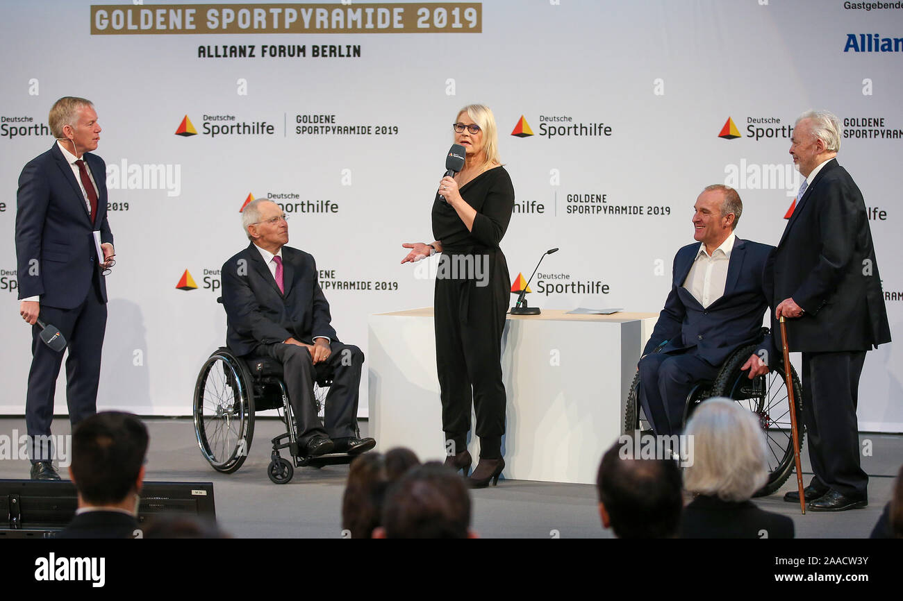 Berlin, Germany. 21st Nov, 2019. Awards: Award of the Golden Sports Pyramid in the Allianz AG Capital Representative Office. Presenter Johannes B. Kerner (l-r), Wolfgang Schäuble (CDU), President of the Bundestag, speed skater Gunda Niemann-Stirnemann, monoskier Martin Braxenthaler and sports official Walther Tröger will be on stage together. You will be accepted as a prize winner in the 'Hall of Fame of German Sports'. Credit: Andreas Gora/dpa/Alamy Live News Stock Photo