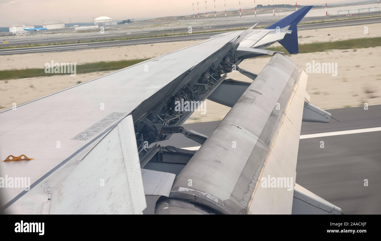 https://c8.alamy.com/comp/2AACXJF/plane-landing-on-the-runway-detail-of-wing-spoilers-and-ailerons-aircraft-wing-outside-board-aileron-lifting-up-for-maneuvering-speed-while-take-off-at-the-airport-2AACXJF.jpg