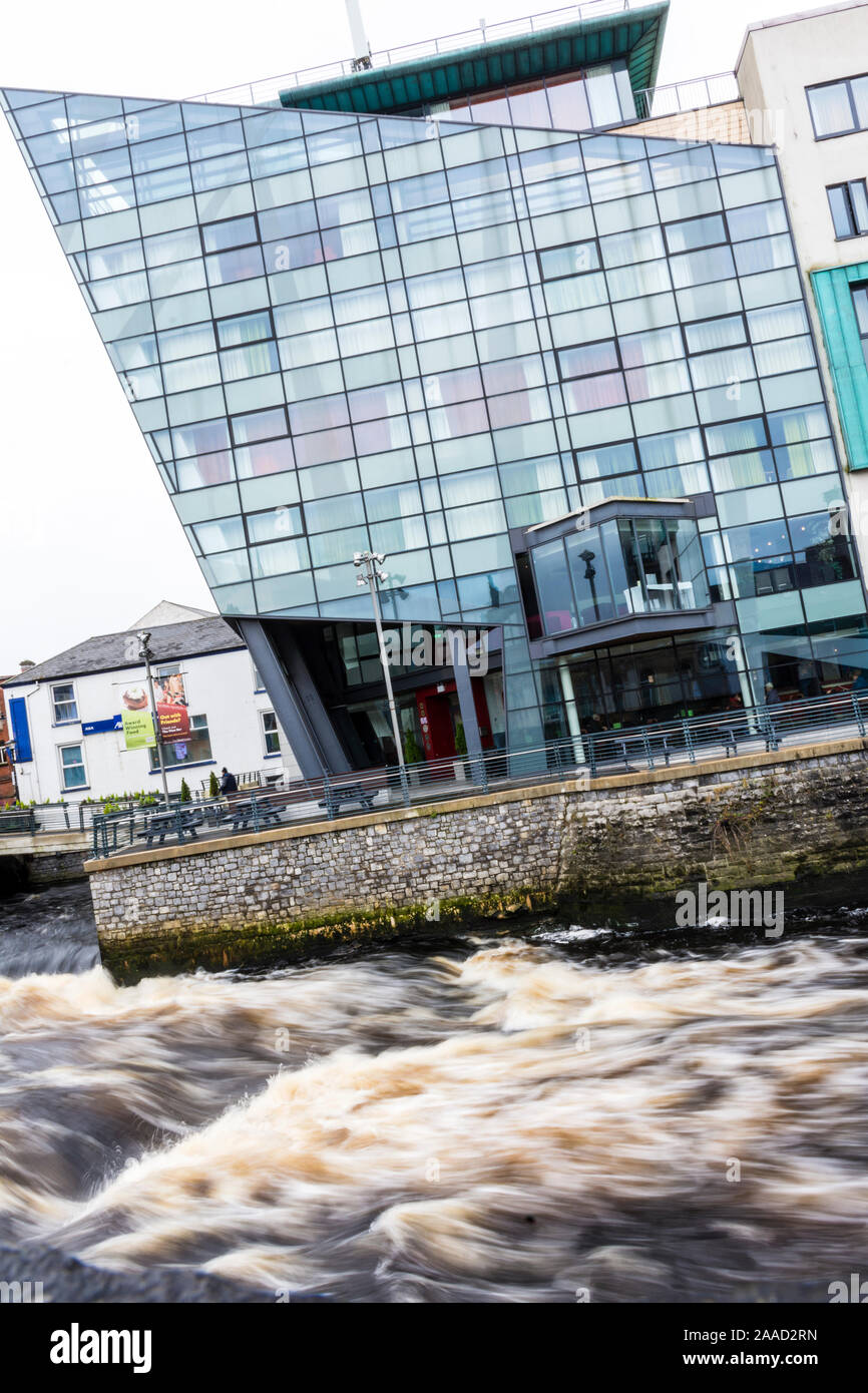 River Garavogue and Glasshouse Hotel, Sligo Town, County Sligo, Ireland Stock Photo