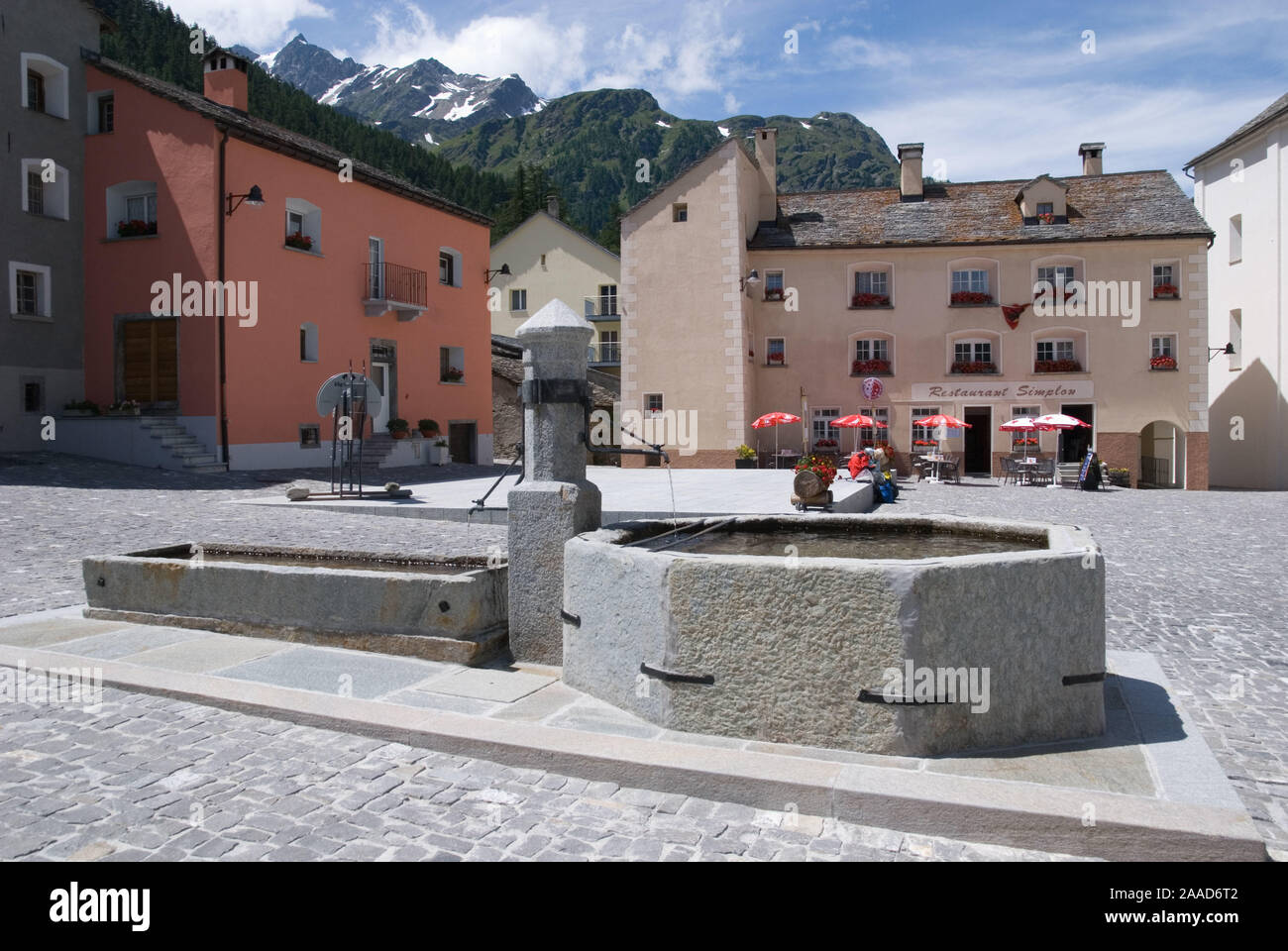 Simplon-Dorf, Dorfplatz und hist. Brunnen, Wallis, Schweiz Stock Photo