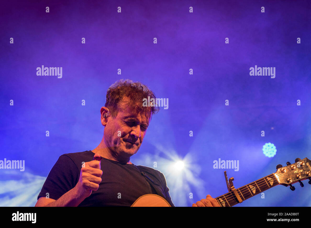 Johnny Clegg, South African musician known as The White Zulu / Le Zoulou Blanc, sings during one of his last-ever concerts, Kirstenbosch, Cape Town. Stock Photo
