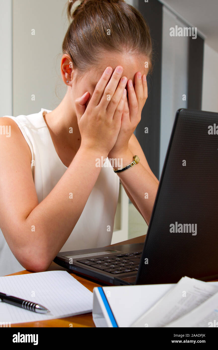 junge Frau mit den Händen vor dem Gesicht (mr) Stock Photo