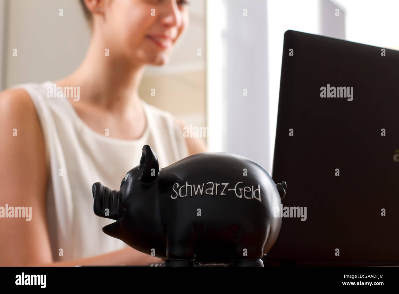 Sparschwein mit Aufschrift Schwarzgeld (mr) Stock Photo