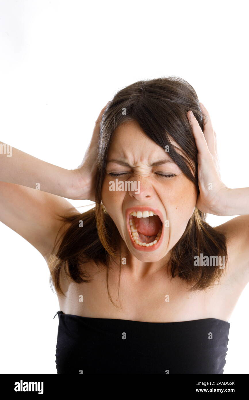 Dunkelhaarige Frau schreit vor Schmerzen / Kopfschmerzen Stock Photo