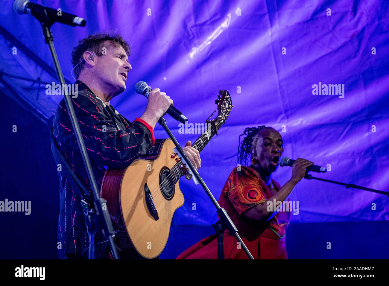 Johnny Clegg (left) and backing vocalist Mandisa Dlanga (right) sing during one of Johnny's last-ever concerts, Kirstenbosch, Cape Town, South Africa. Stock Photo