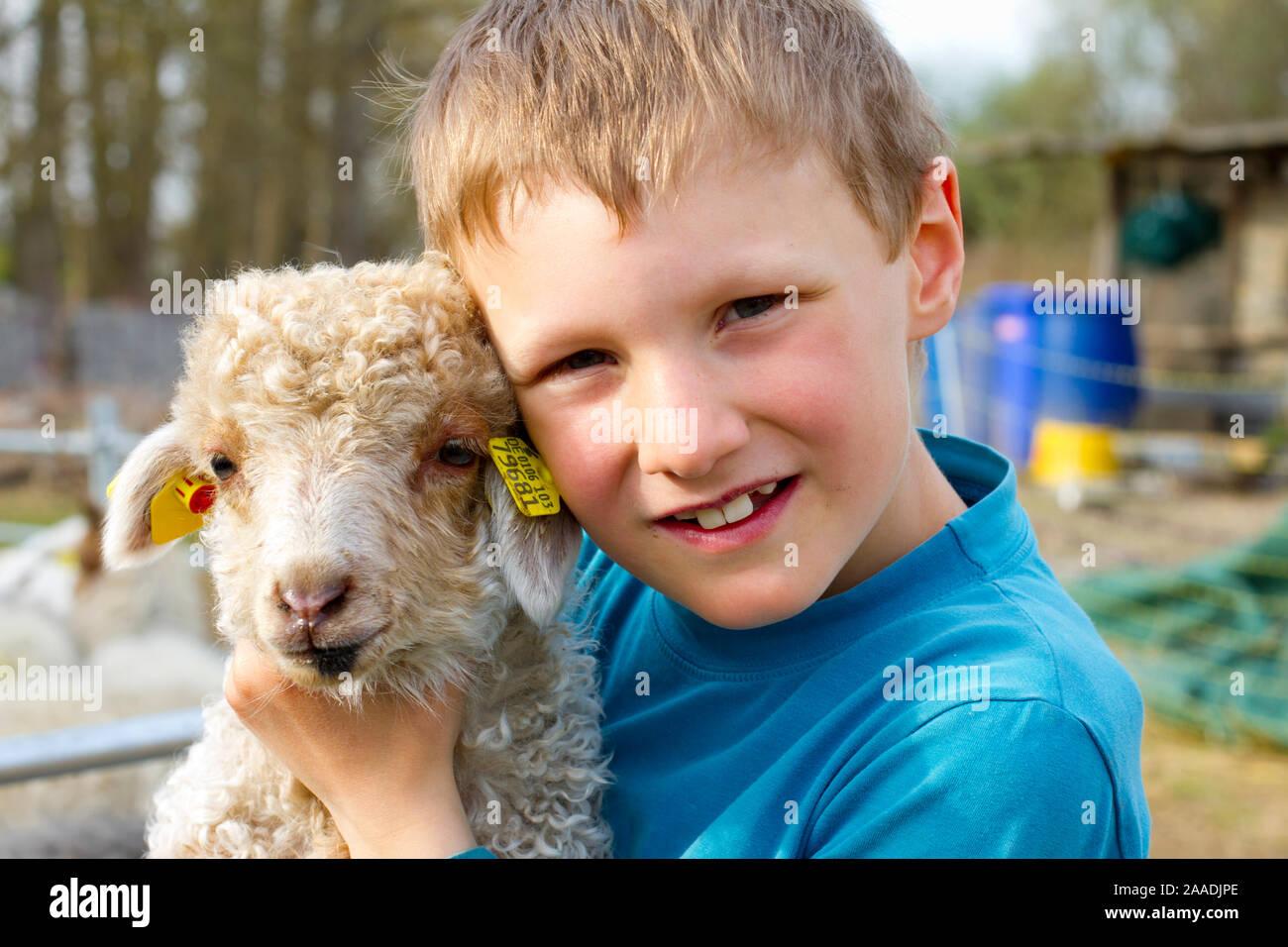 Freundschaft mit tieren hires stock photography and images Alamy