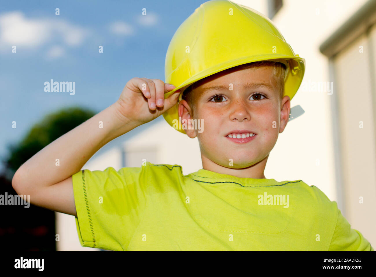 Kind mit Bauarbeiterhelm (MR) Stock Photo