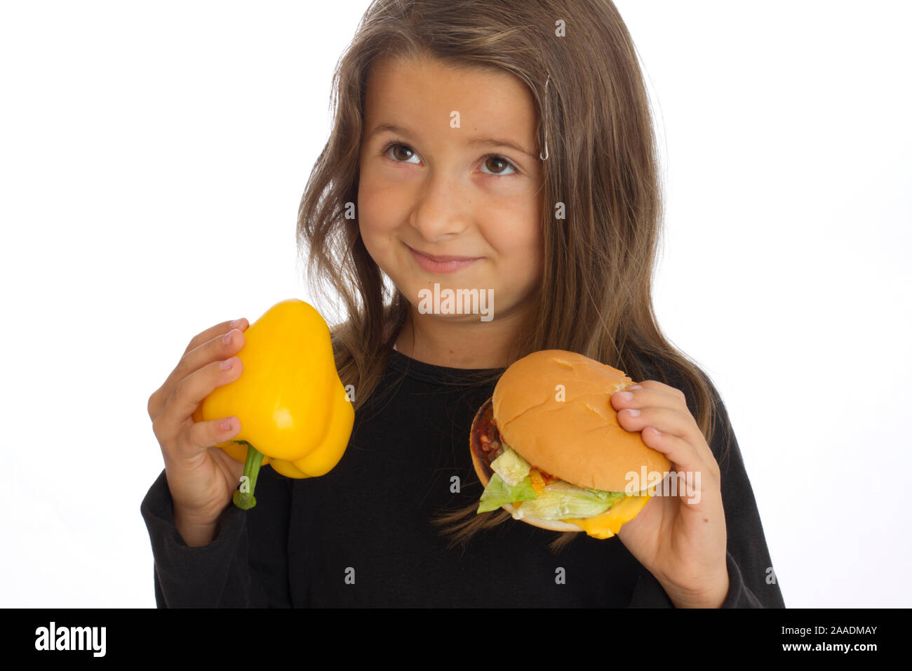 Mädchen hält Hamburger und Paprika (mr) Stock Photo