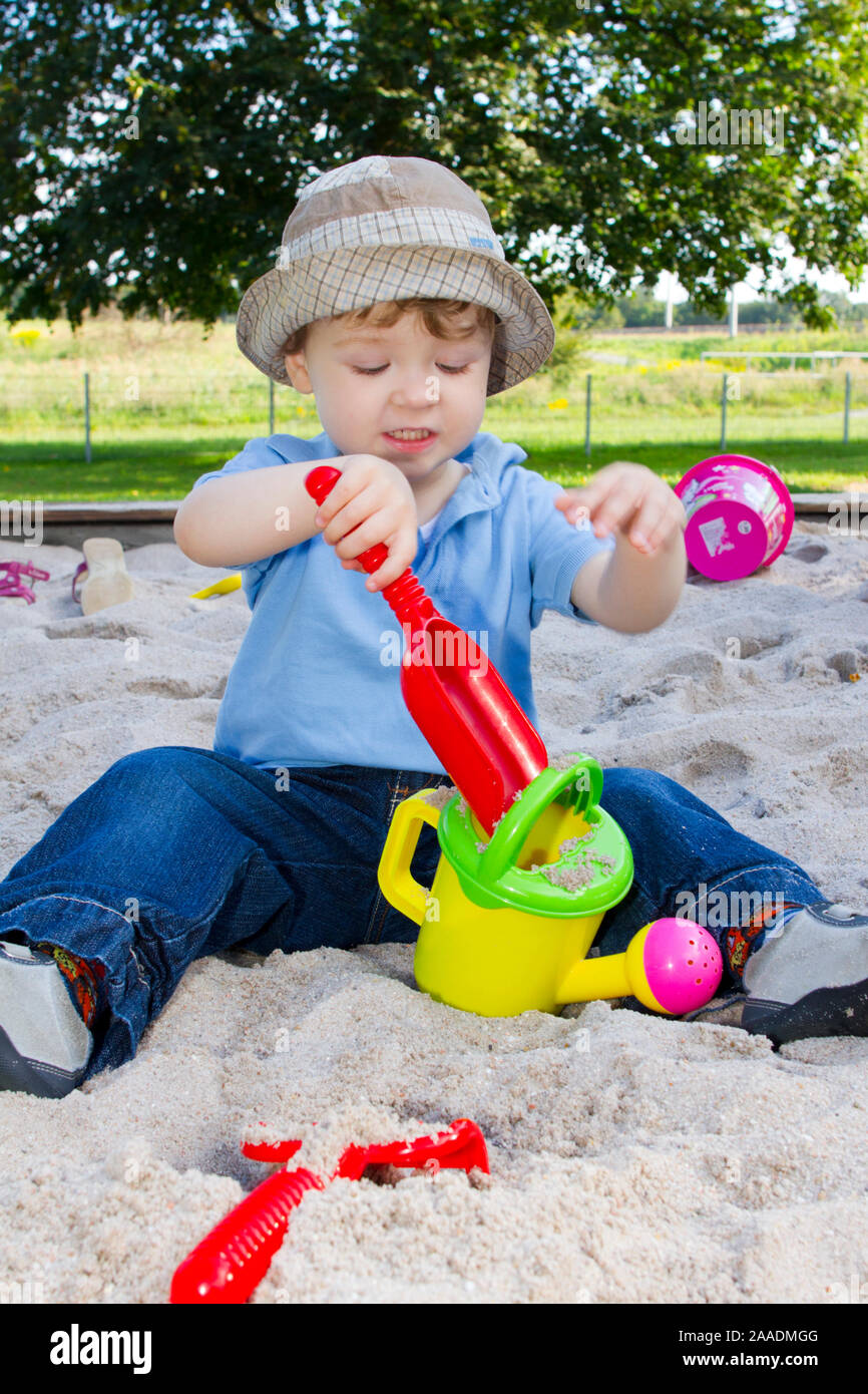 dreijähriger Junge auf dem Spielplatz (mr) Stock Photo