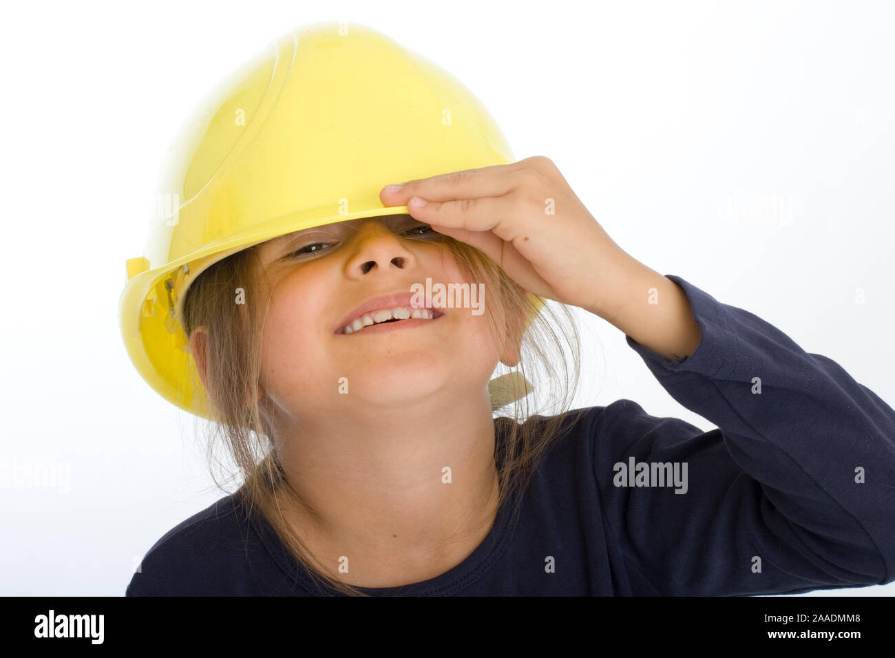 sechsjähriges Mädchen mit Bauarbeiterhelm (mr) Stock Photo