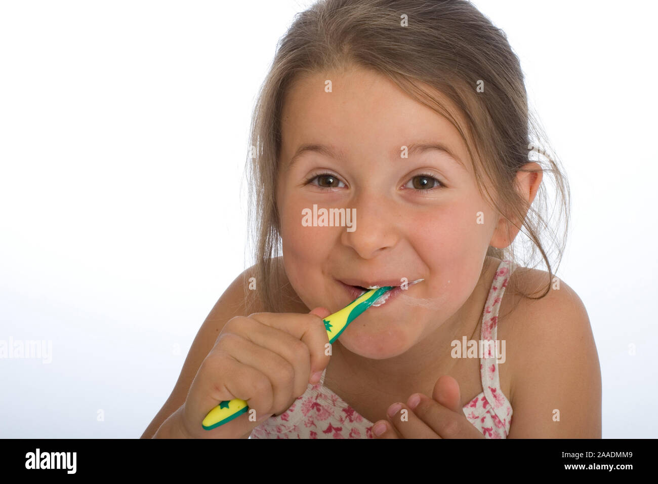 sechsjähriges Mädchen putzt sich die Zähne (mr) Stock Photo
