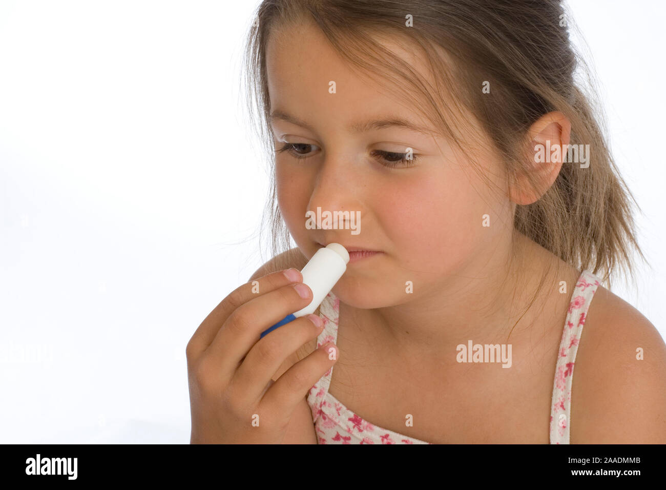 sechsjähriges Mädchen betreibt Lippenpflege (mr) Stock Photo
