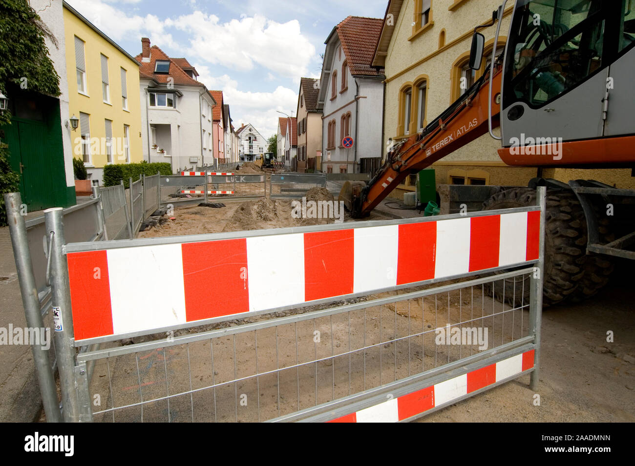 Bauzaun in Wohngebiet Stock Photo