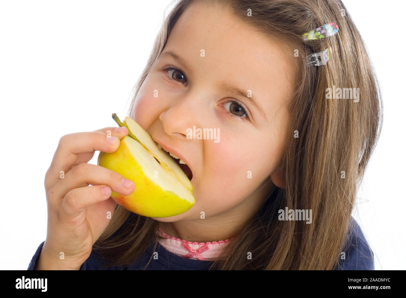 sechsjähriges Mädchen isst Apfel (mr) Stock Photo