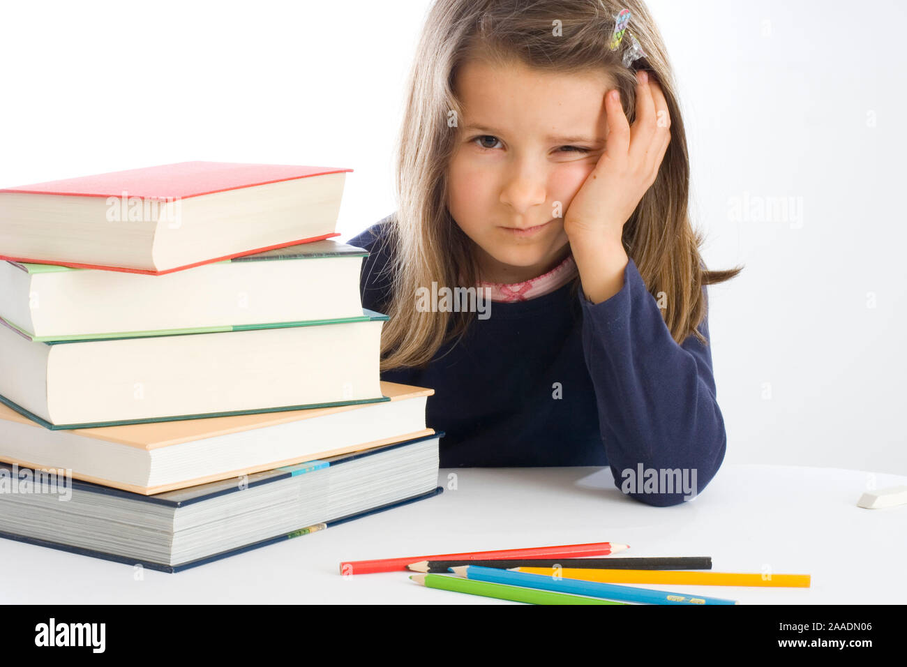 sechsjähriges Mädchen sitzt lustlos neben Büchern (mr) Stock Photo