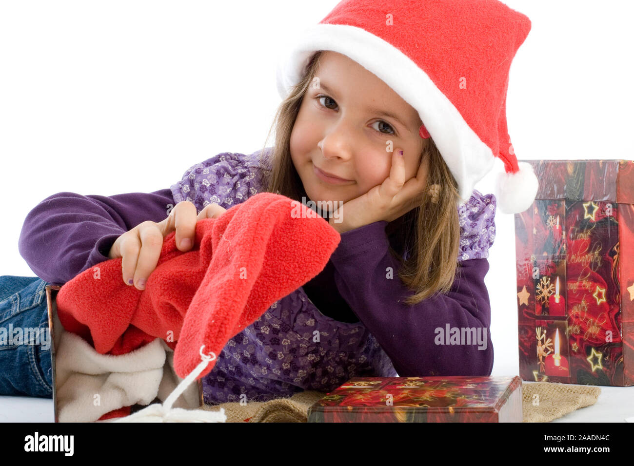 sechsjähriges Mädchen mit Weihnachtsgeschenken (mr) Stock Photo