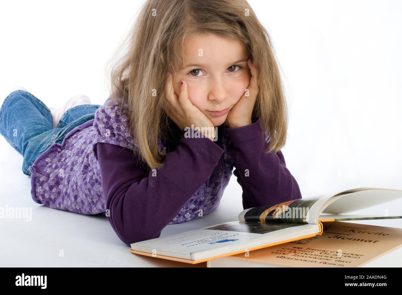 sechsjähriges Mädchen liest ein Buch (mr) Stock Photo