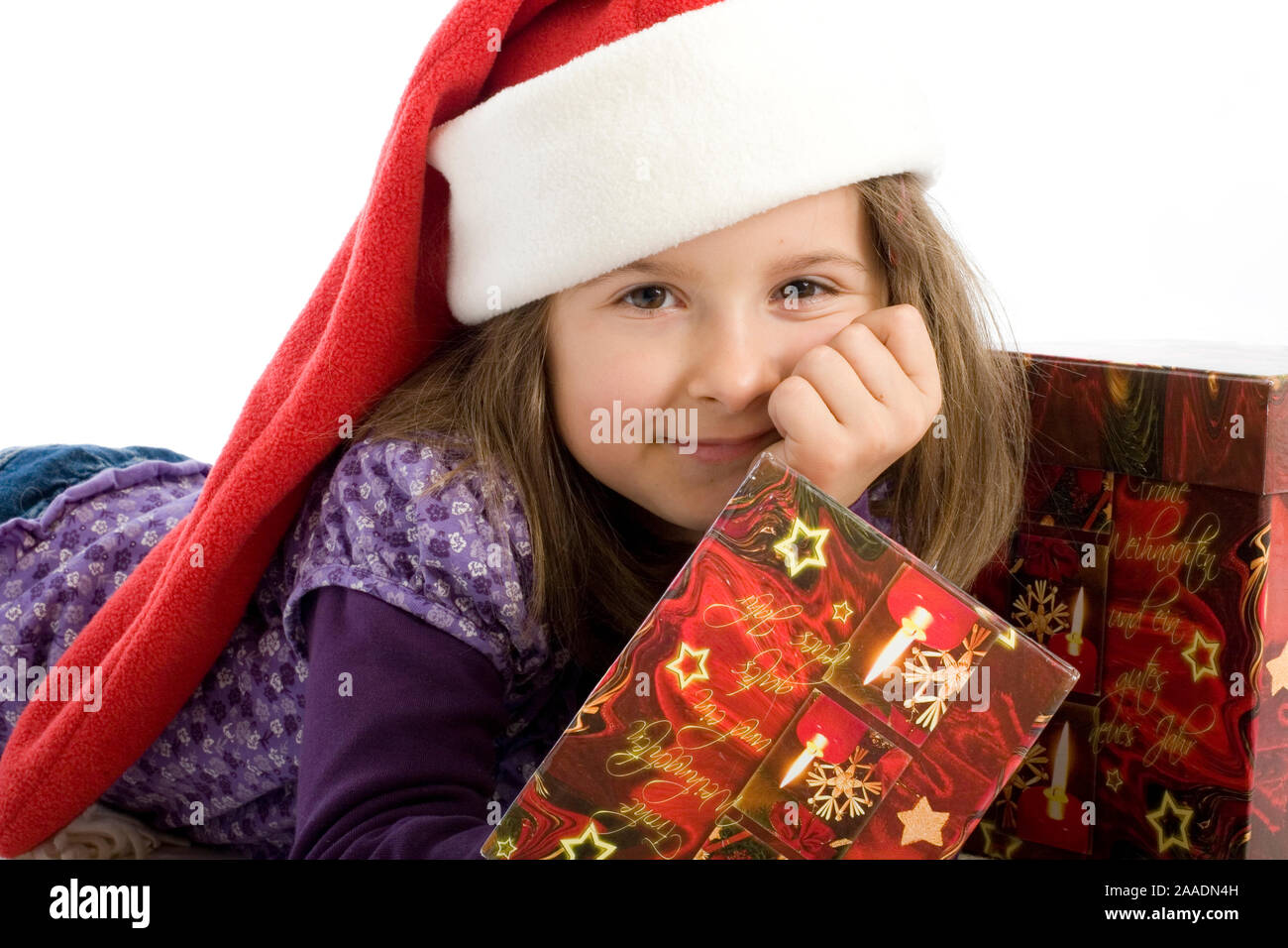 sechsjähriges Mädchen mit Weihnachtsgeschenken (mr) Stock Photo