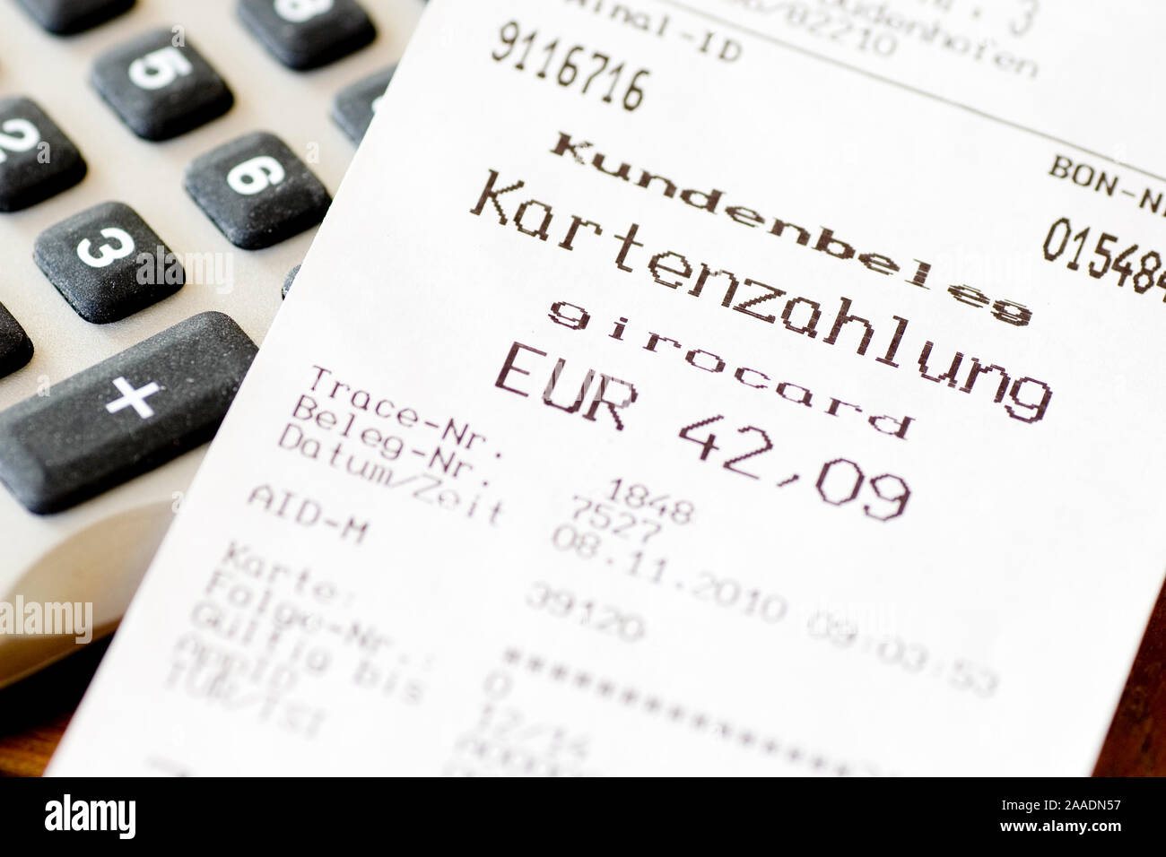 Kassenbon auf Taschenrechner Stock Photo