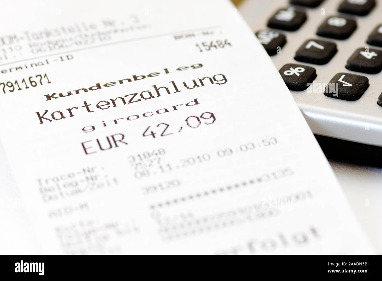 Kassenbon auf Taschenrechner Stock Photo