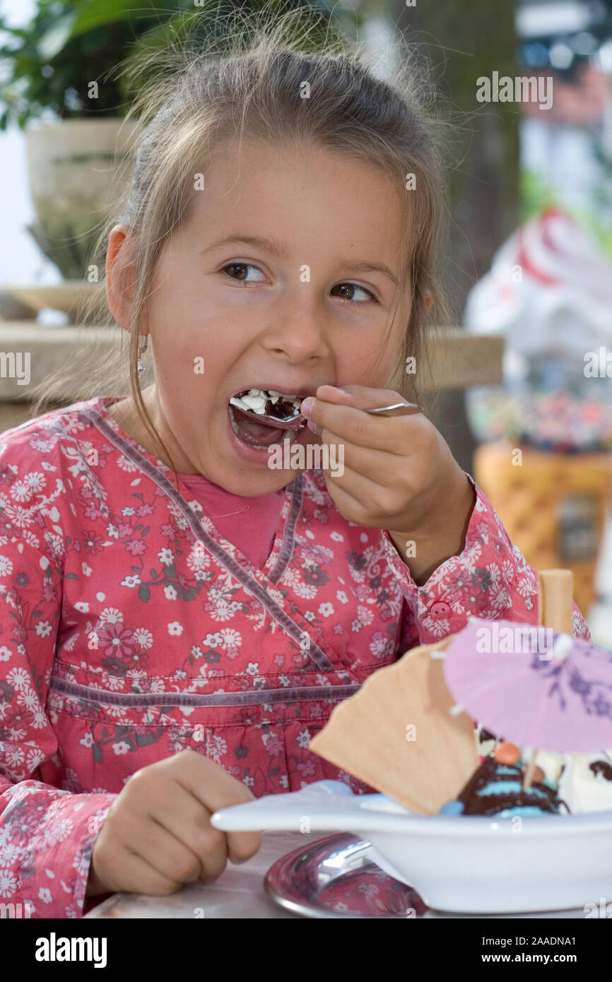 vierjähriges Mädchen isst Eiscreme (mr) Stock Photo