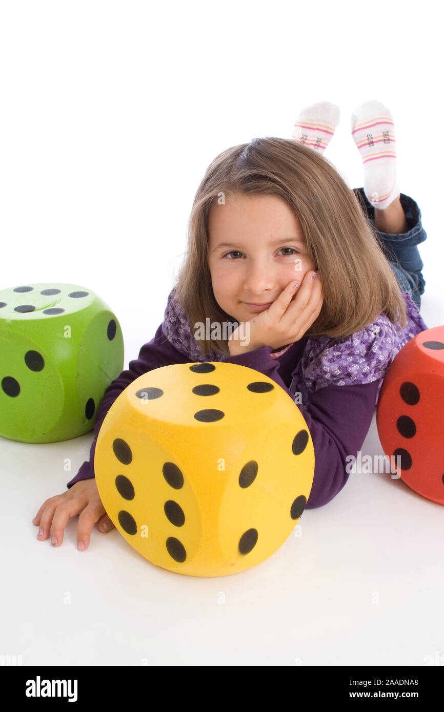 fünfjähriges Mädchen zwischen Zahlenwürfeln (mr) Stock Photo