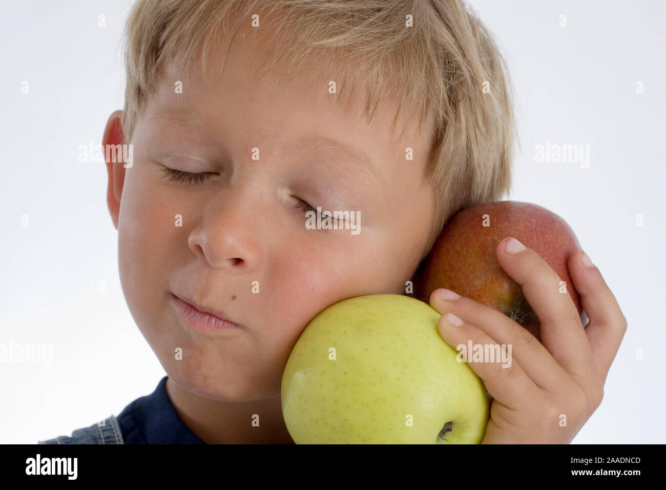 sechsjähriger Junge hält Äpfel in der Hand (modell released) Stock Photo