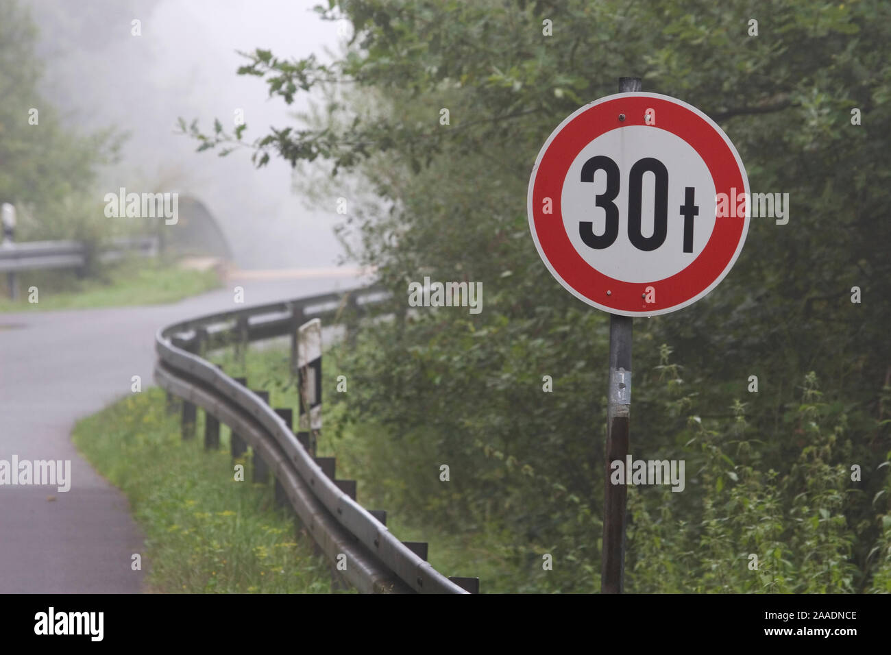 Verkehrsschild vor einer Brücke Stock Photo