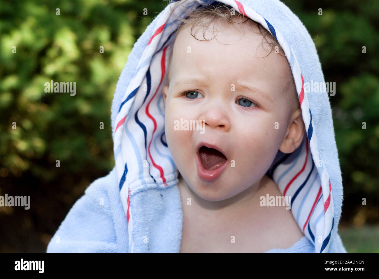 einjähriger Junge mit Bademantel (mr) Stock Photo