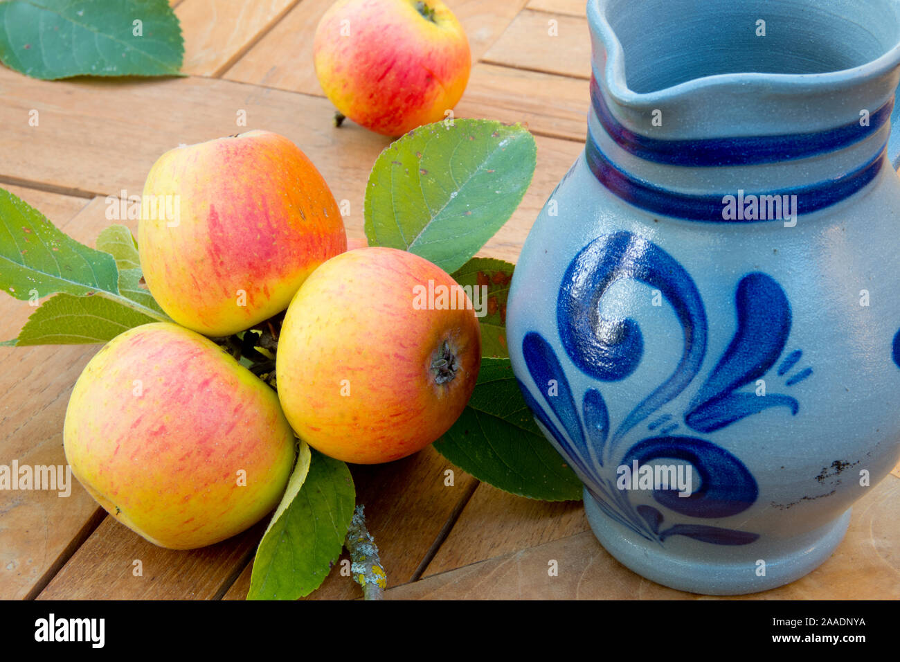 Äpfel mit Bembel Stock Photo