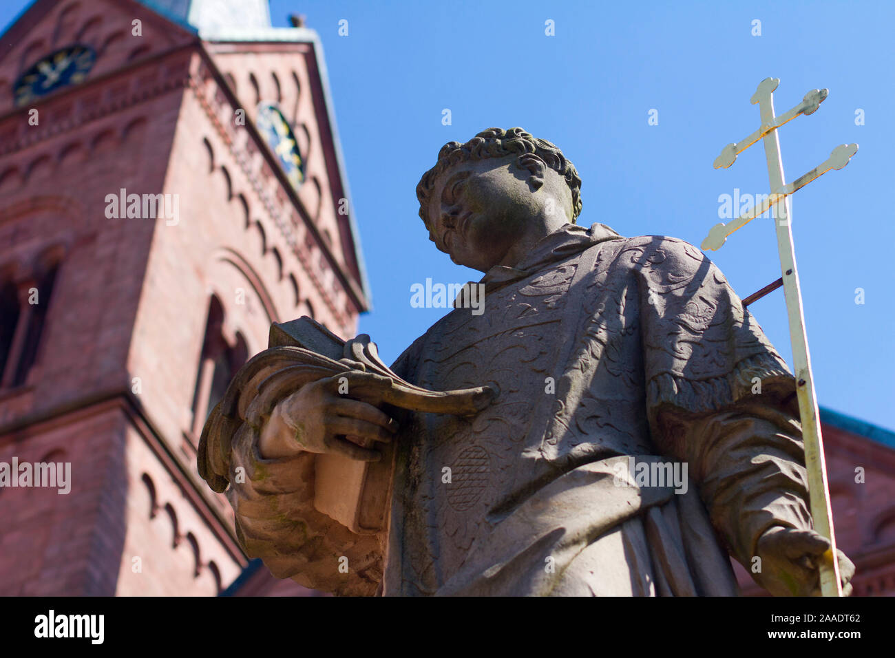 Deutschland,Hessen,Seligenstadt,Statue des Märtyrers Petrus vor der
