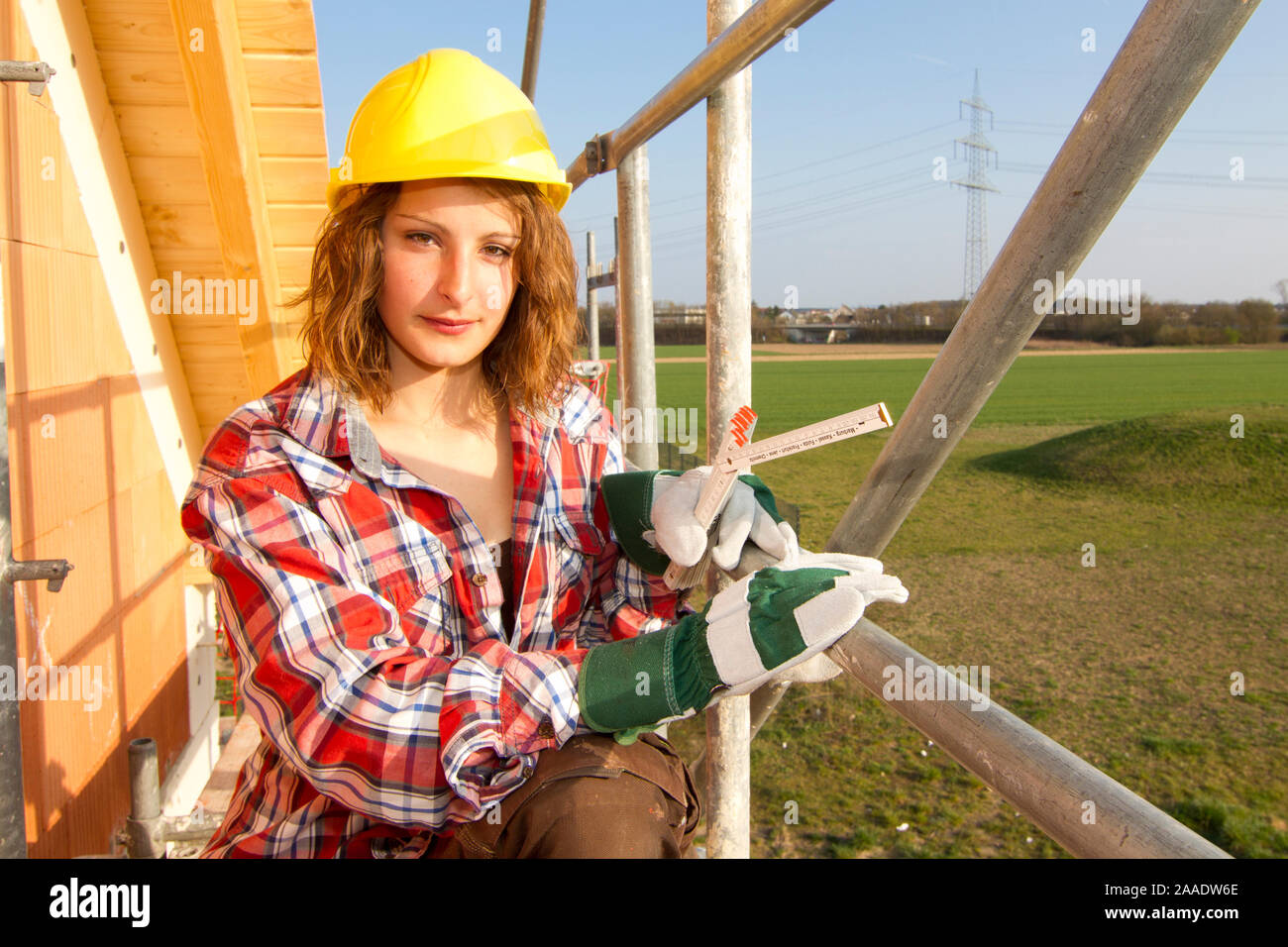 Frau als Bauarbeiterin Stock Photo