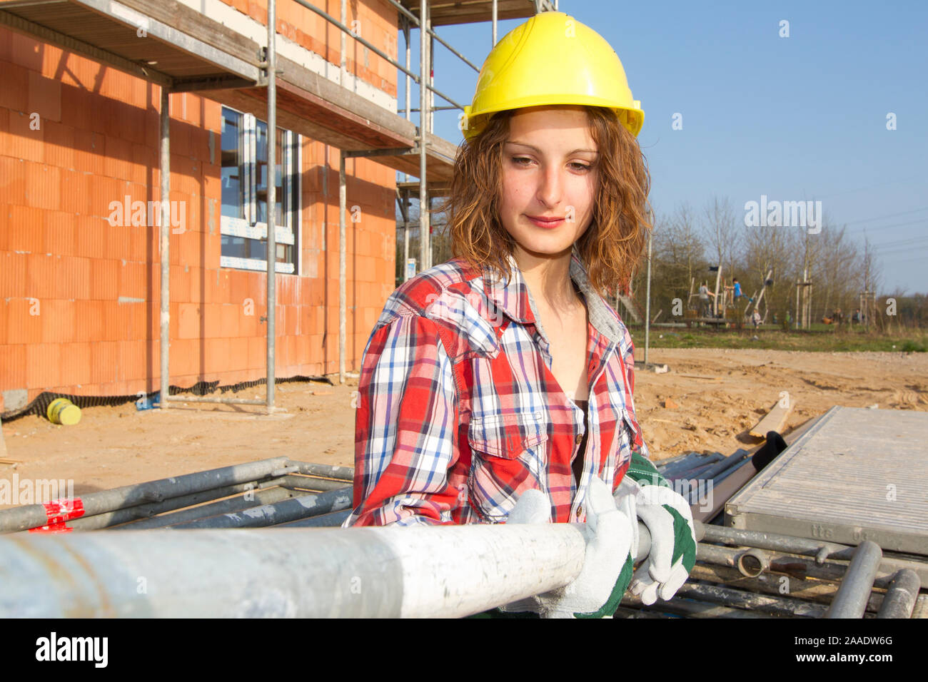 Frau als Bauarbeiterin Stock Photo