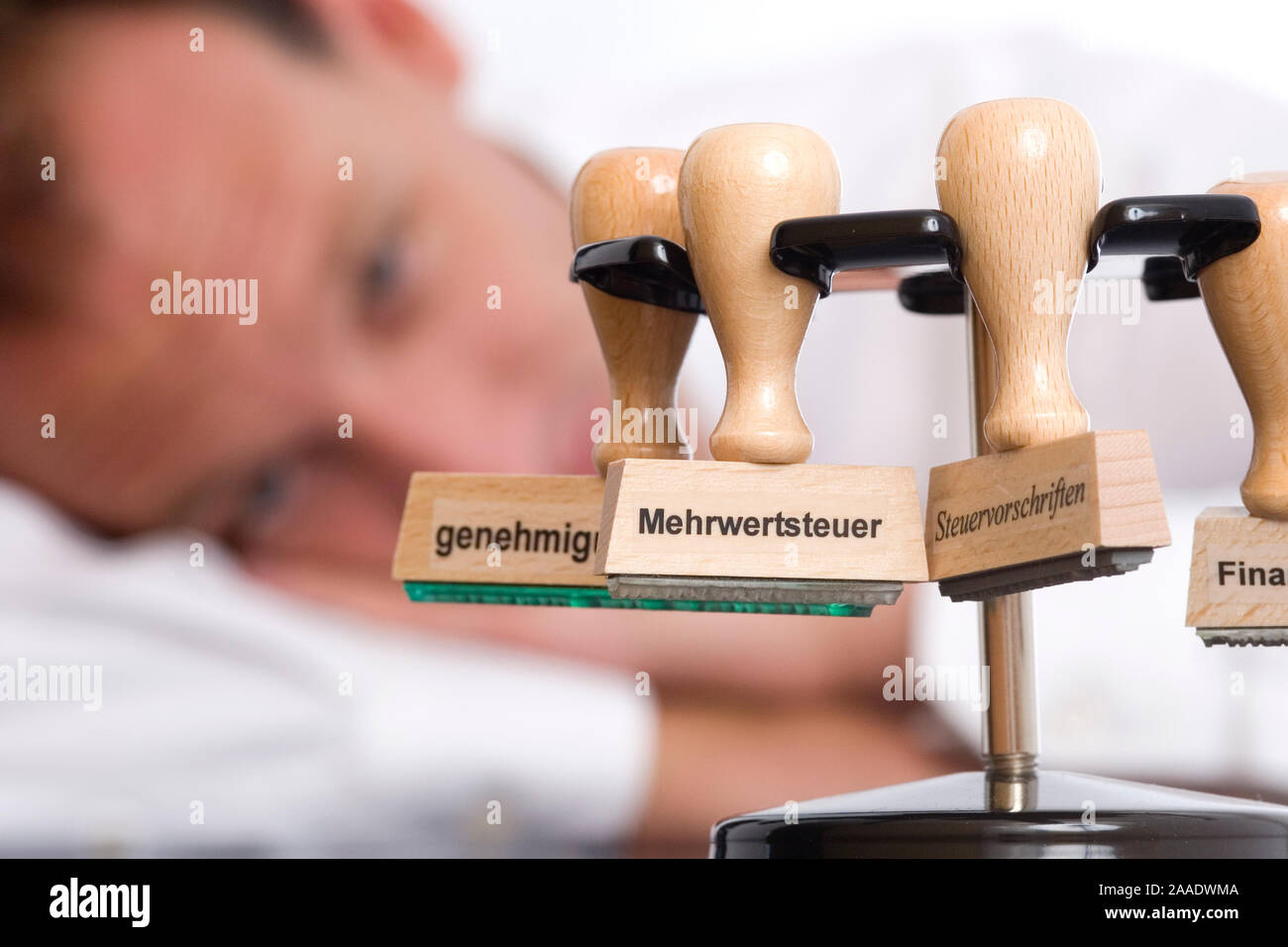 35-jähriger Mann ruht sich am Schreibtisch aus Stock Photo