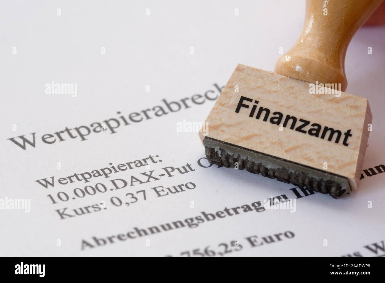 Stempel mit Aufschrift Finanzamt liegt auf Wertpapierabrechnung Stock Photo